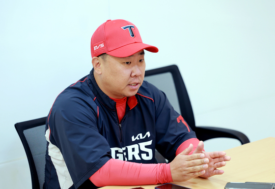 준플레이오프 3차전 앞두고 인터뷰하는 이범호 감독