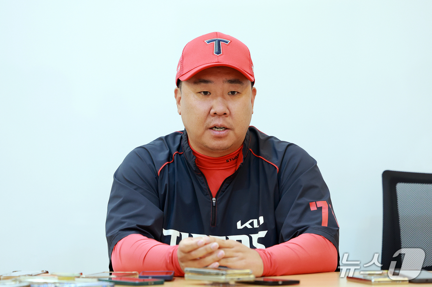 (서울=뉴스1) 이호윤 기자 = 이범호 KIA 타이거즈 감독이 20일 서울 잠실야구장에서 LG 트윈스와의 KBO 프로야구 포스트시즌 준플레이오프 3차전을 앞두고 취재진 질문에 답변 …