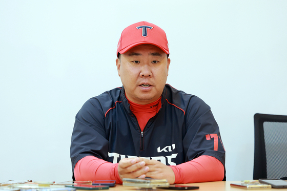 취재진 질문에 답하는 이범호 감독
