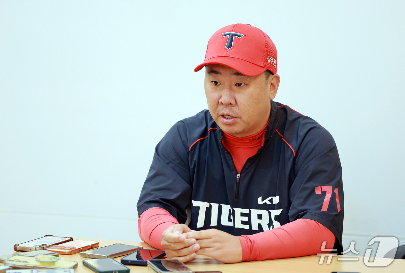 (서울=뉴스1) 이호윤 기자 = 이범호 KIA 타이거즈 감독이 20일 서울 잠실야구장에서 LG 트윈스와의 KBO 프로야구 포스트시즌 준플레이오프 3차전을 앞두고 취재진 질문에 답변 …