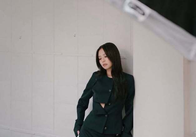 제니, 검은 재킷 입고 뽐낸 아름다움…늘씬한 각선미까지 [N샷]