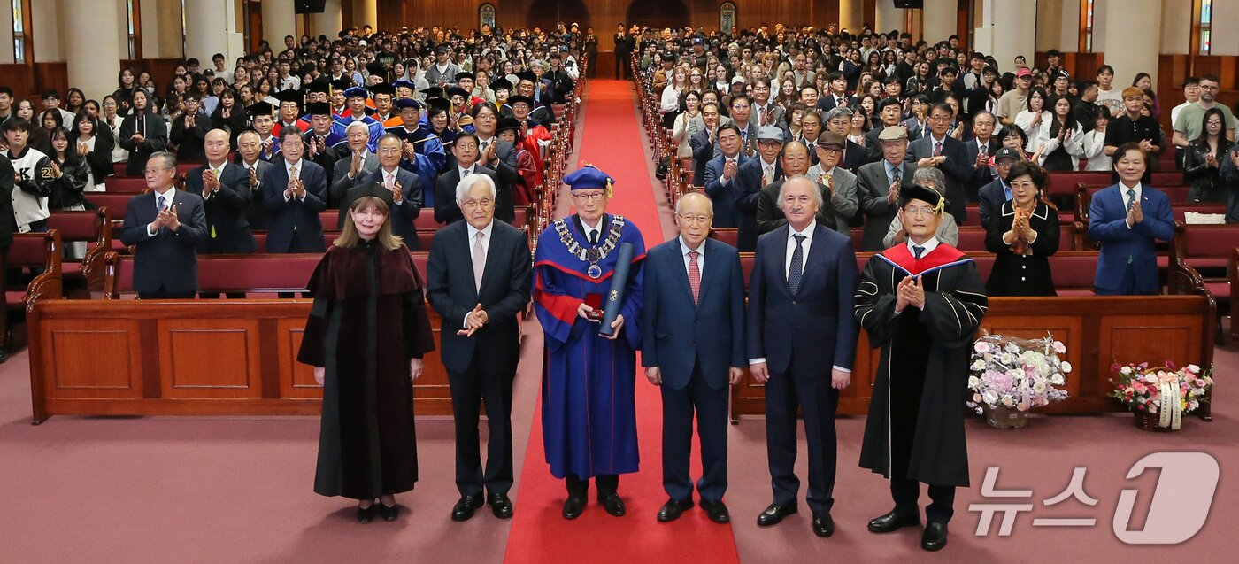 본문 이미지 - 20일 계명대 성서캠퍼스 아담스채플에서 열린 '플루스 라티오 쿠암 비스' 메달 전수식에서 참석자들이 신일희 총장(앞줄 왼쪽 세번째)을 축하하고 있다. (계명대 제공. 재판매 및 DB 금지)