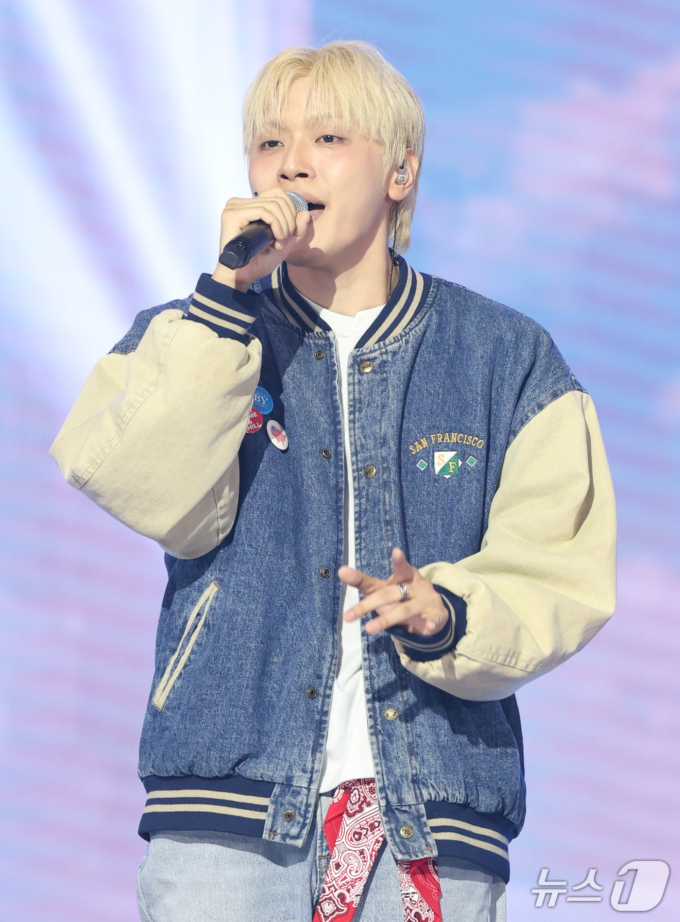 (서울=뉴스1) 권현진 기자 = 가수 세진이 20일 오후 서울 마포구 상암 SBS프리즘타워에서 열린 SBS Life 음악 방송 ‘더 쇼(THE SHOW)’ 생방송에서 화려한 무대를 …