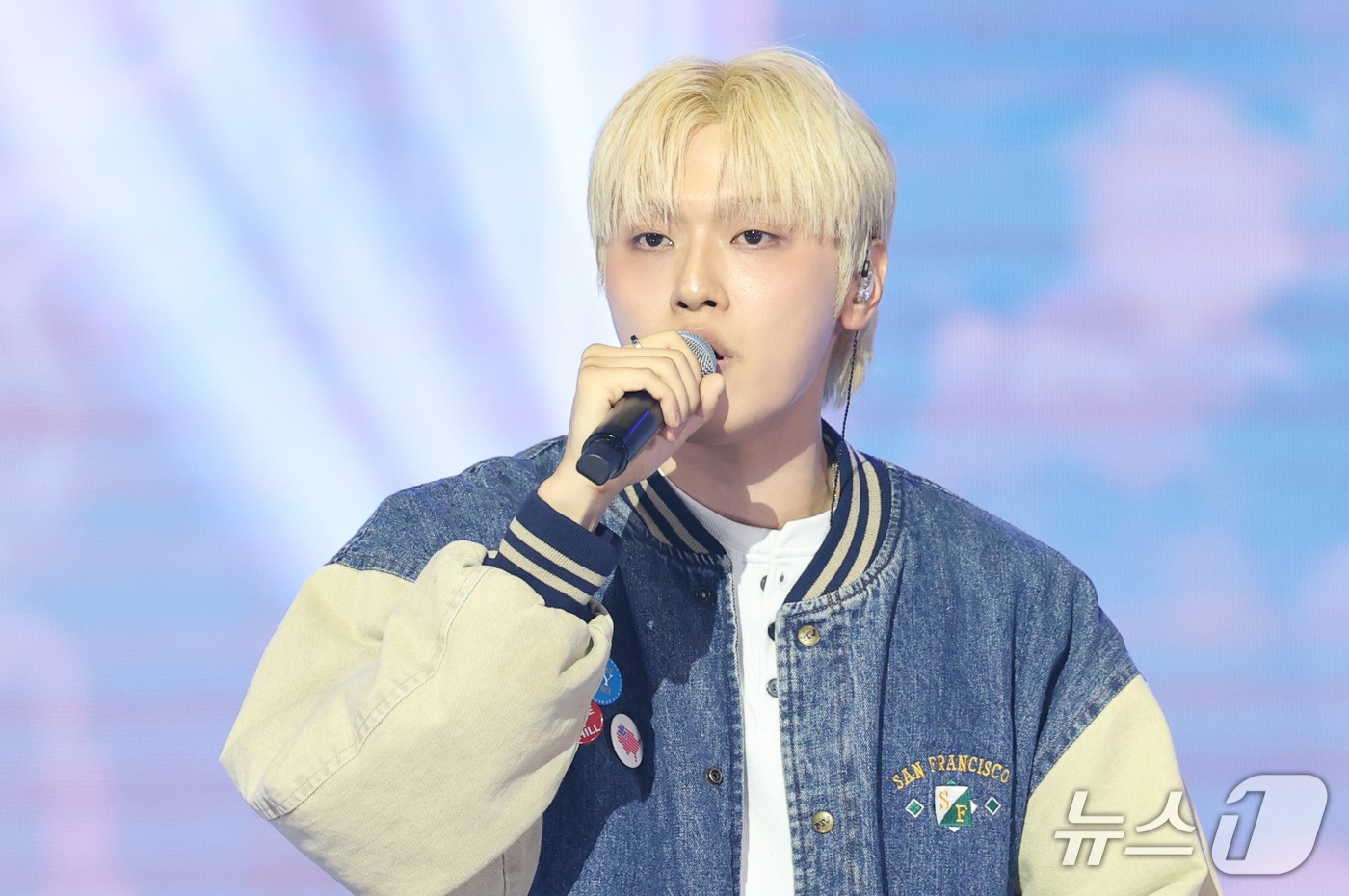 (서울=뉴스1) 권현진 기자 = 가수 세진이 20일 오후 서울 마포구 상암 SBS프리즘타워에서 열린 SBS Life 음악 방송 ‘더 쇼(THE SHOW)’ 생방송에서 화려한 무대를 …