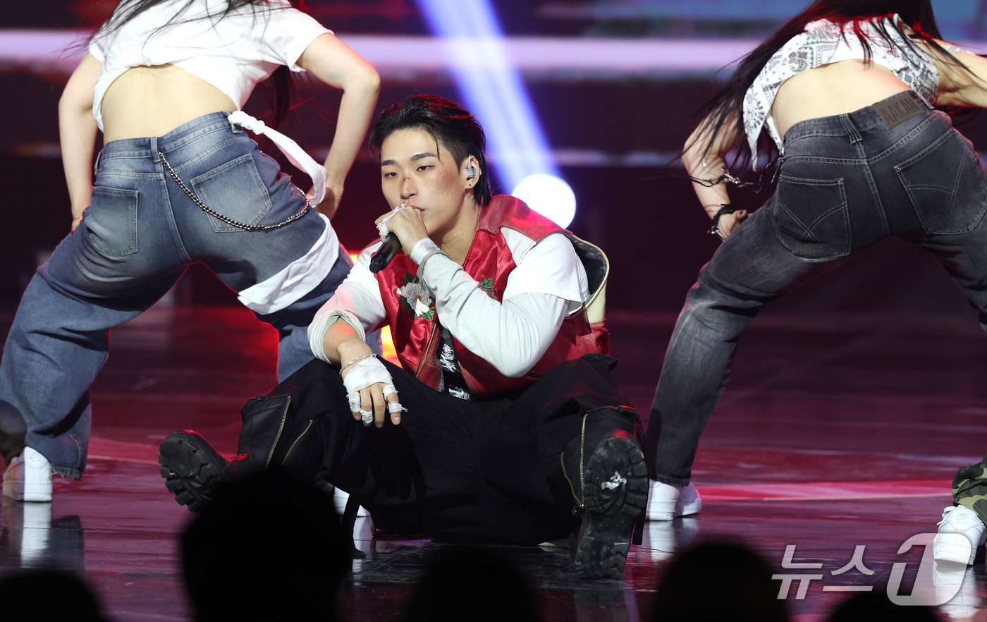 (서울=뉴스1) 권현진 기자 = 가수 와이에스 블락이 20일 오후 서울 마포구 상암 SBS프리즘타워에서 열린 SBS Life 음악 방송 ‘더 쇼(THE SHOW)’ 생방송에서 화려 …