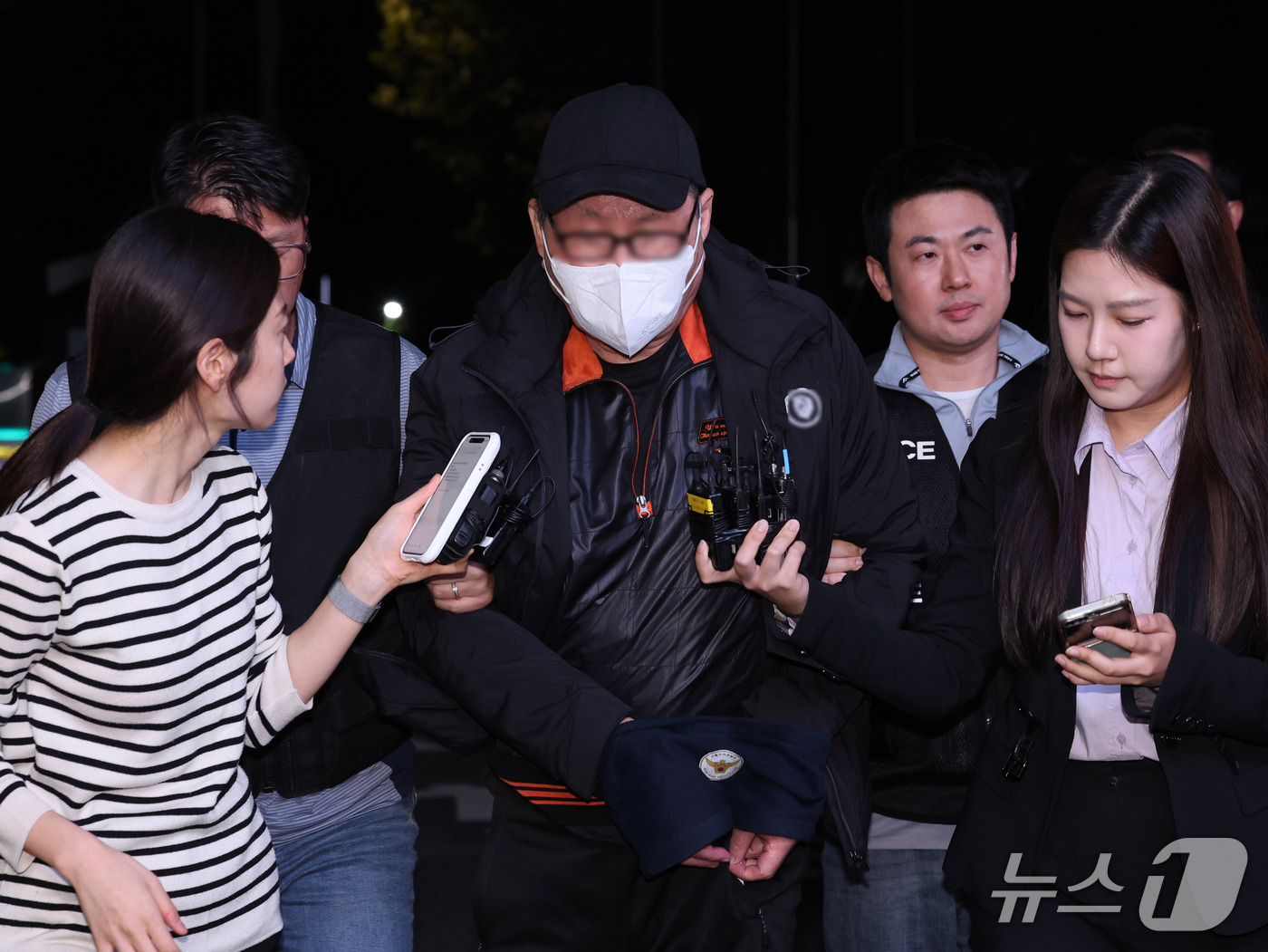 (서울=뉴스1) 박지혜 기자 = 역삼동 빌딩 두 곳에 잇따라 불을 지른 혐의를 받는 방화 용의자 A씨가 20일 오후 서울 강남구 수서경찰서로 압송되고 있다.A씨는 이날 7분 간격으 …