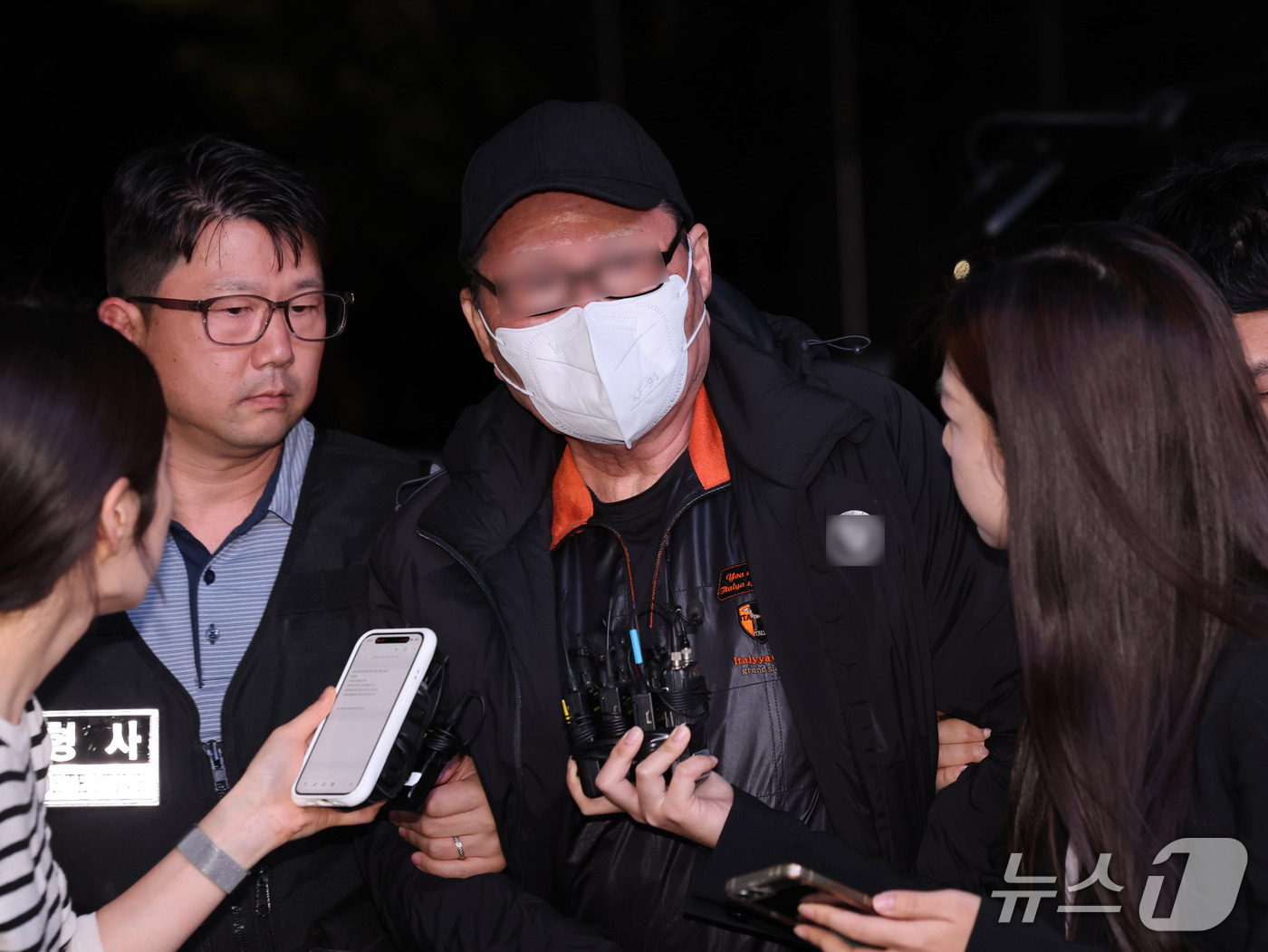 (서울=뉴스1) 박지혜 기자 = 역삼동 빌딩 두 곳에 잇따라 불을 지른 혐의를 받는 방화 용의자 A씨가 20일 오후 서울 강남구 수서경찰서로 압송되고 있다.A씨는 이날 7분 간격으 …