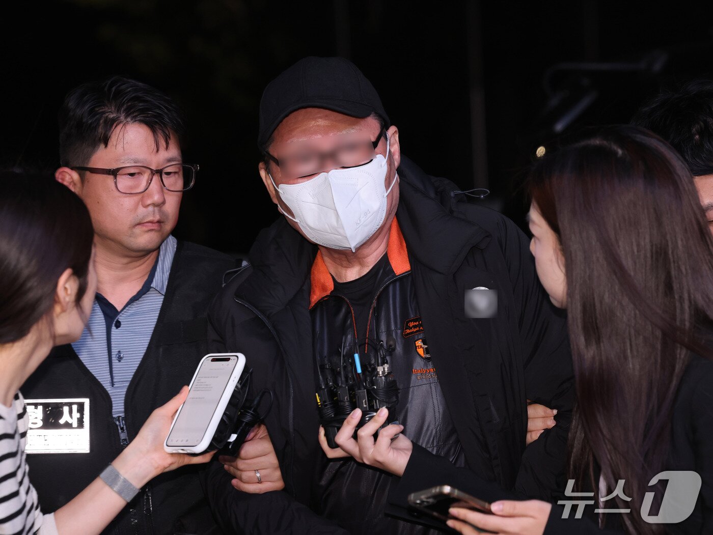 본문 이미지 - 역삼동 빌딩 두 곳에 잇따라 불을 지른 혐의를 받는 방화 용의자 A씨가 20일 오후 서울 강남구 수서경찰서로 압송되고 있다. A씨는 이날 7분 간격으로 발생한 두 건의 화재로 19명의 부상자가 발생한 뒤 도주했다가 약 4시간 만인 오후 4시 16분께 서울 종로구 동묘앞역 인근에서 경찰에 붙잡혔다. 2026.10.20 ⓒ 뉴스1 박지혜 기자