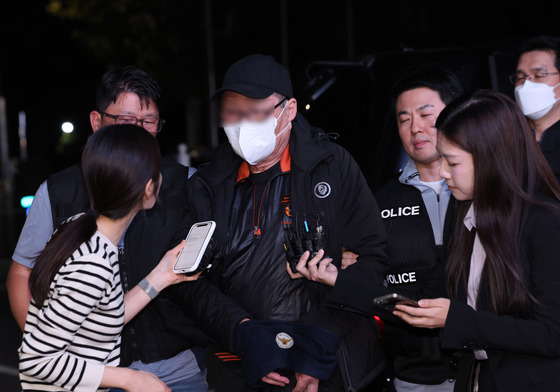 '역삼동 방화' 70대 경찰 압송…범행 동기 묻자 "특허법인이 사기쳐서"