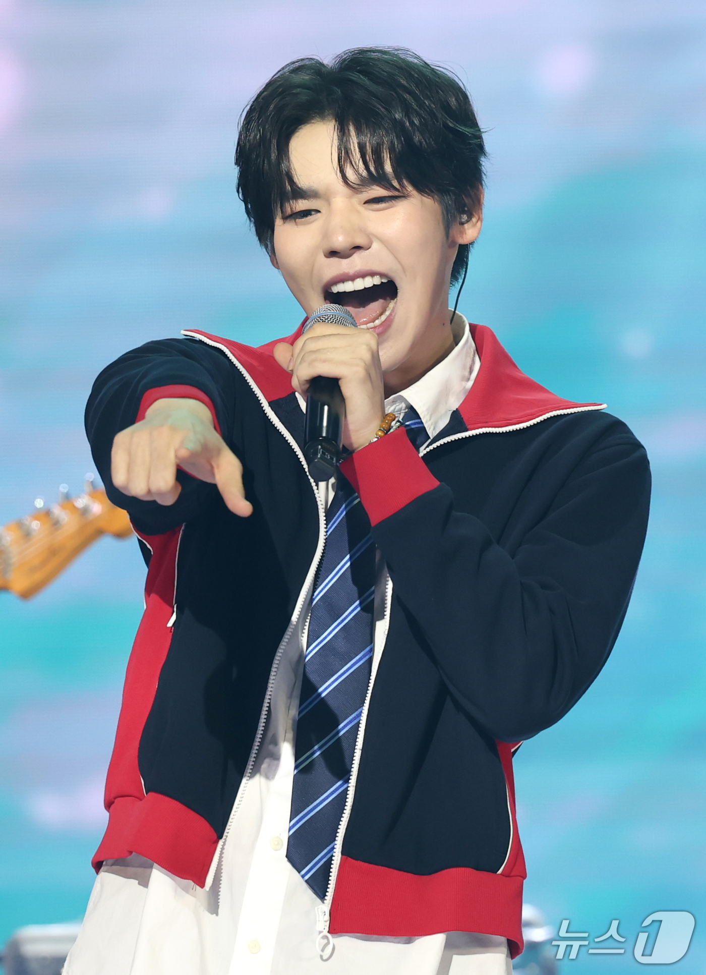 (서울=뉴스1) 권현진 기자 = 밴드 보이드 조주연이 20일 오후 서울 마포구 상암 SBS프리즘타워에서 열린 SBS Life 음악 방송 ‘더 쇼(THE SHOW)’ 생방송에서 화려 …