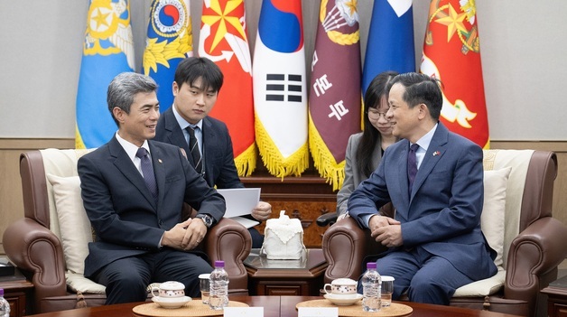 강신철 국방, 주한 중국대사 접견…"한반도 평화 위한 역할 요청"