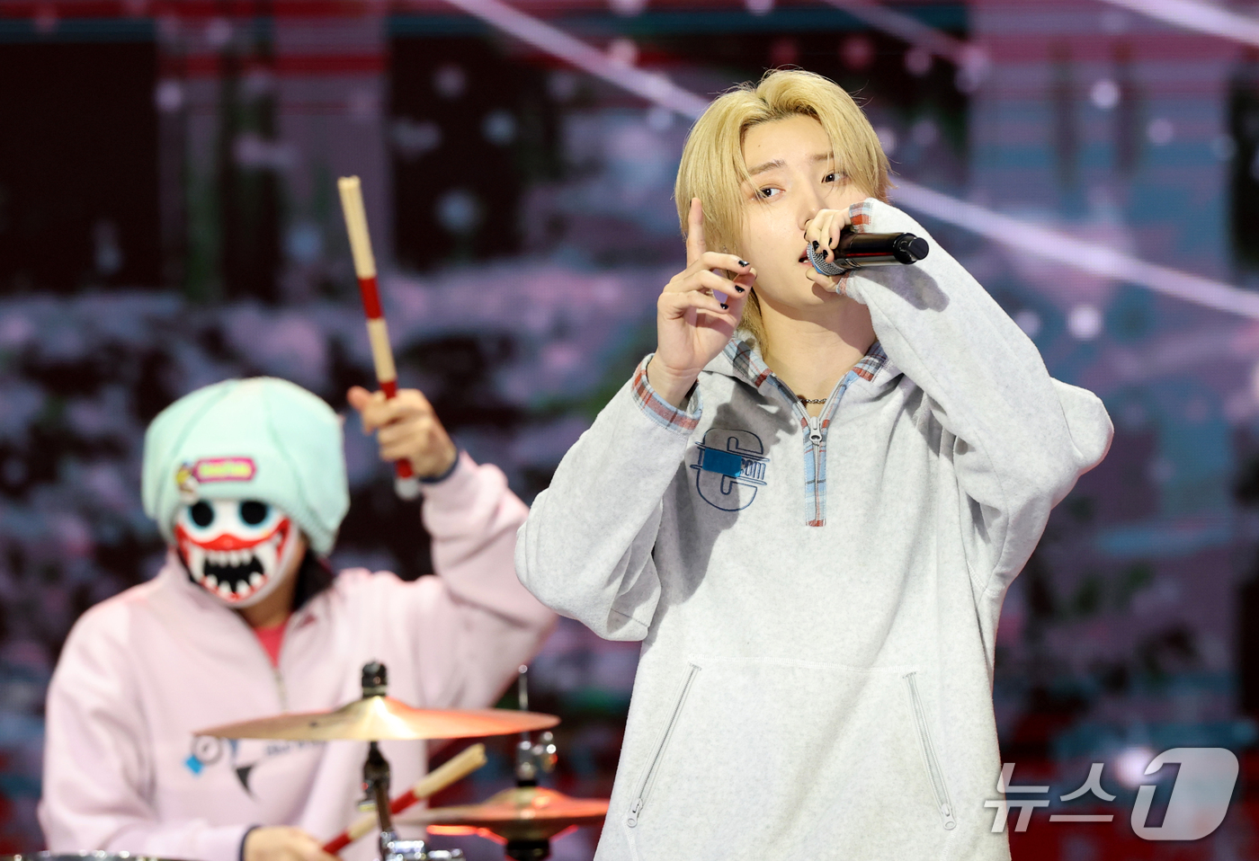 (서울=뉴스1) 권현진 기자 = 하츠웨이브가 20일 오후 서울 마포구 상암 SBS프리즘타워에서 열린 SBS Life 음악 방송 ‘더 쇼(THE SHOW)’ 생방송에서 화려한 무대를 …