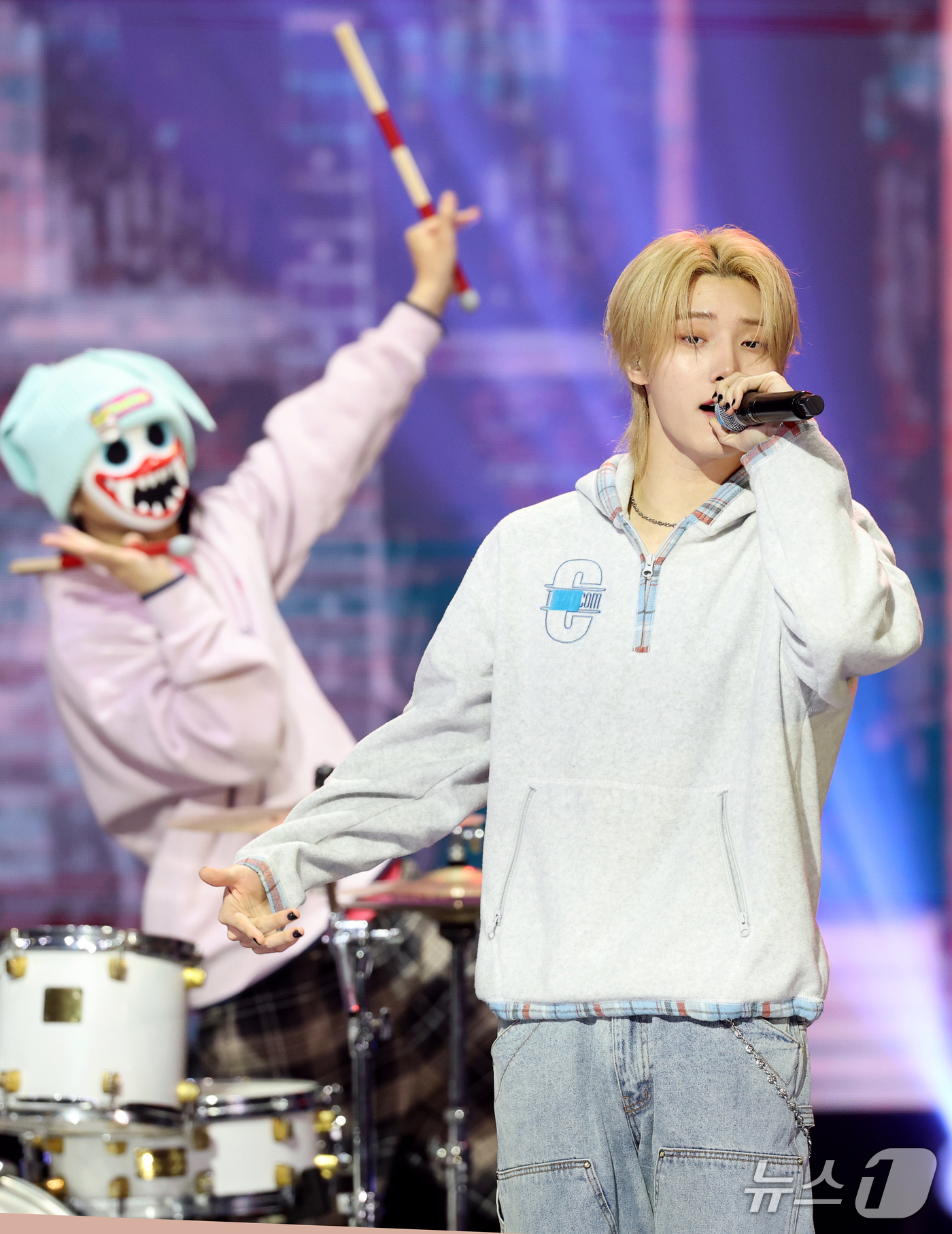 (서울=뉴스1) 권현진 기자 = 하츠웨이브가 20일 오후 서울 마포구 상암 SBS프리즘타워에서 열린 SBS Life 음악 방송 ‘더 쇼(THE SHOW)’ 생방송에서 화려한 무대를 …