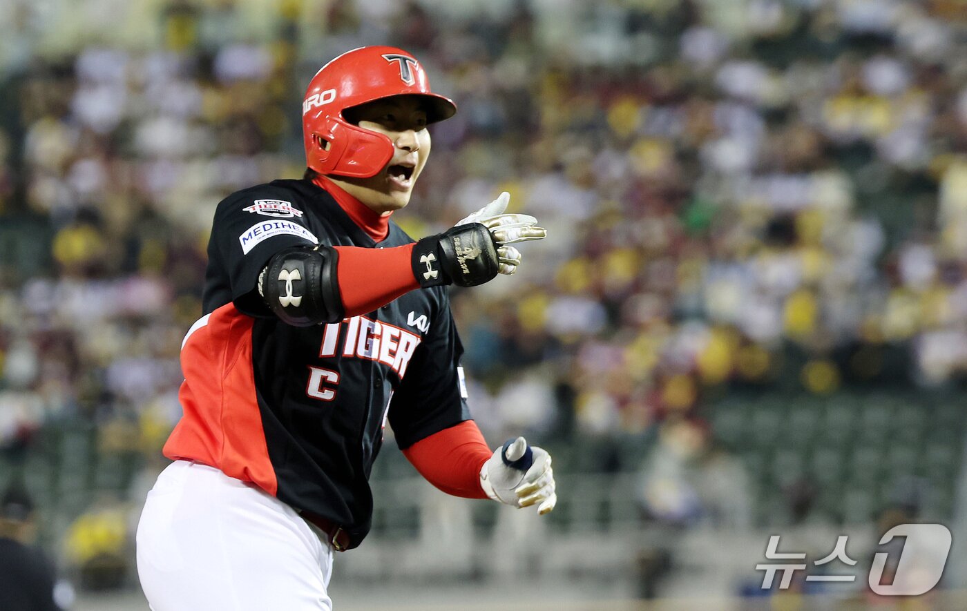 본문 이미지 - 20일 오후 서울 잠실야구장에서 열린 프로야구 2026 신한 SOL KBO 포스트시즌 준플레이오프 3차전 KIA 타이거즈와 LG 트윈스의 경기, 2회초 나성범이 솔로 홈런을 친 뒤 홈으로 향하고 있다. 2026.10.20 ⓒ 뉴스1 박지혜 기자