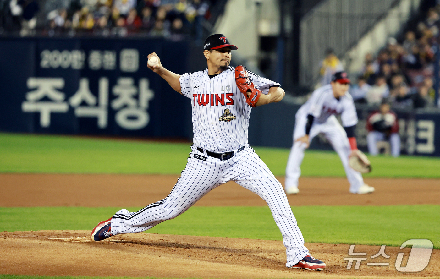 (서울=뉴스1) 이호윤 기자 = 20일 오후 서울 송파구 잠실야구장에서 열린 프로야구 2026 신한 SOL KBO 포스트시즌 준플레이오프 3차전 KIA 타이거즈와 LG 트윈스의 경 …
