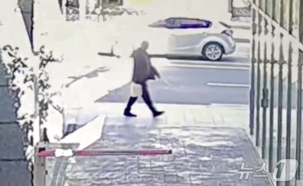 본문 이미지 - 역삼동 빌딩 두 곳에 잇따라 불을 지른 혐의를 받는 방화 용의자 A씨가 20일 오후 서울 강남구 범행현장 인근에서 인화물질을 든 통을 들고 이동하는 모습이 CCTV 화면에 잡혔다. A씨는 이날 7분 간격으로 발생한 두 건의 화재로 19명의 부상자가 발생한 뒤 도주했다가 약 4시간 만인 오후 4시 16분께 서울 종로구 동묘앞역 인근에서 경찰에 붙잡혔다. (독자 제공. 재판매 및 DB 금지) 2026.10.20 ⓒ 뉴스1