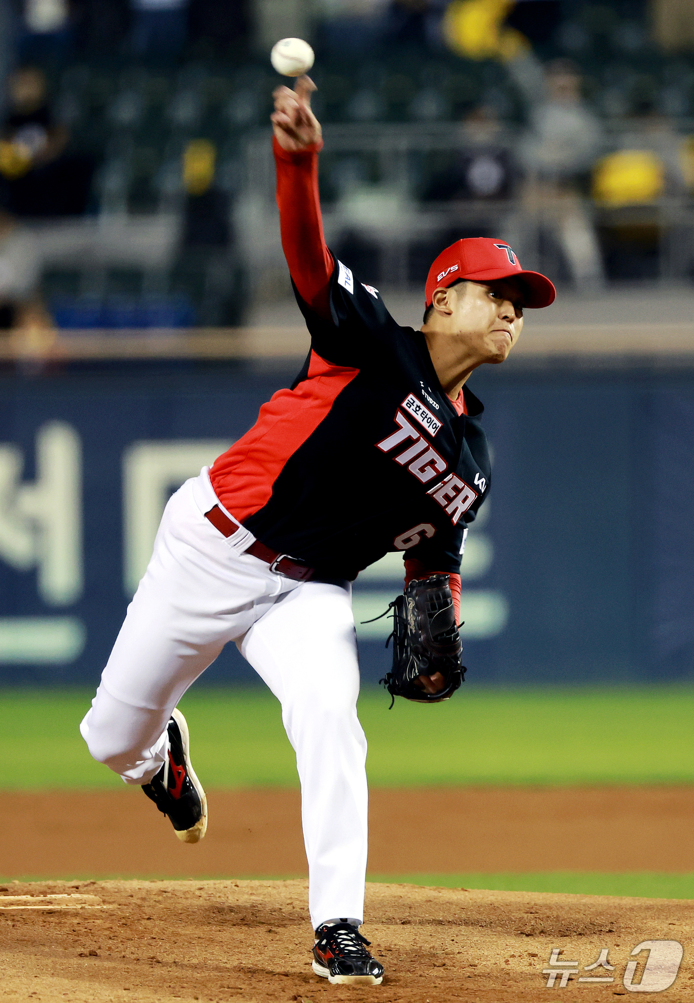 (서울=뉴스1) 이호윤 기자 = 20일 오후 서울 송파구 잠실야구장에서 열린 프로야구 2026 신한 SOL KBO 포스트시즌 준플레이오프 3차전 KIA 타이거즈와 LG 트윈스의 경 …