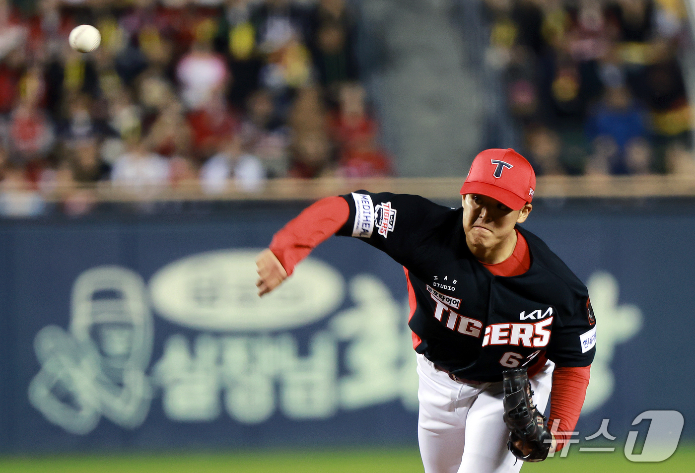 (서울=뉴스1) 이호윤 기자 = 20일 오후 서울 송파구 잠실야구장에서 열린 프로야구 2026 신한 SOL KBO 포스트시즌 준플레이오프 3차전 KIA 타이거즈와 LG 트윈스의 경 …