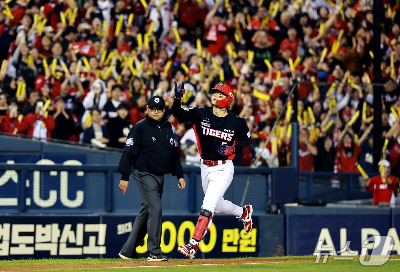 본문 이미지 - 20일 오후 서울 송파구 잠실야구장에서 열린 프로야구 2026 신한 SOL KBO 포스트시즌 준플레이오프 3차전 KIA 타이거즈와 LG 트윈스의 경기, 2회초 1사 만루 상황에서 KIA 김도영이 만루홈런을 친 뒤 홈으로 들어오고 있다. 2026.10.20 ⓒ 뉴스1 이호윤 기자