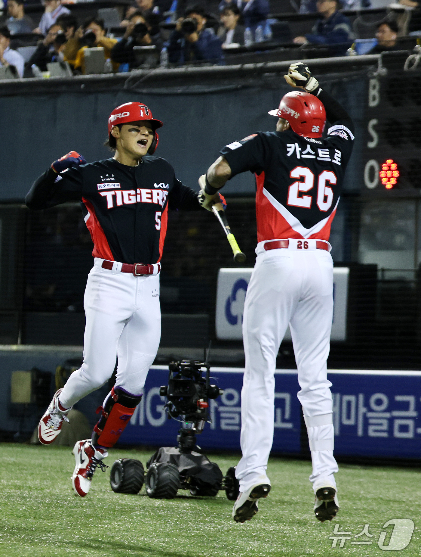 (서울=뉴스1) 박지혜 기자 = 20일 오후 서울 잠실야구장에서 열린 프로야구 2026 신한 SOL KBO 포스트시즌 준플레이오프 3차전 KIA 타이거즈와 LG 트윈스의 경기, 2 …