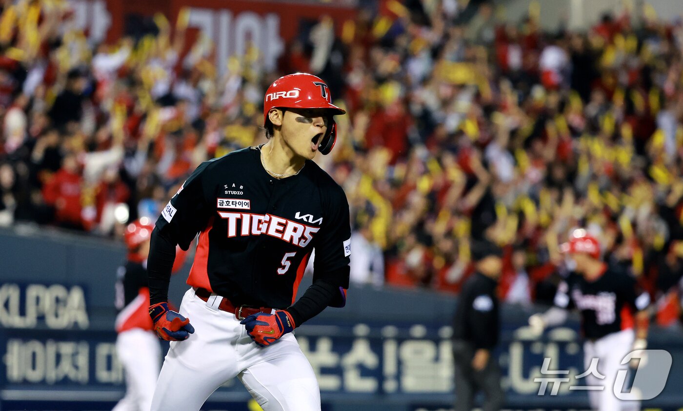본문 이미지 - 20일 오후 서울 송파구 잠실야구장에서 열린 프로야구 2026 신한 SOL KBO 포스트시즌 준플레이오프 3차전 KIA 타이거즈와 LG 트윈스의 경기, 2회초 1사 만루 상황에서 KIA 김도영이 만루홈런을 친 뒤 홈으로 들어오고 있다. 2026.10.20 ⓒ 뉴스1 이호윤 기자