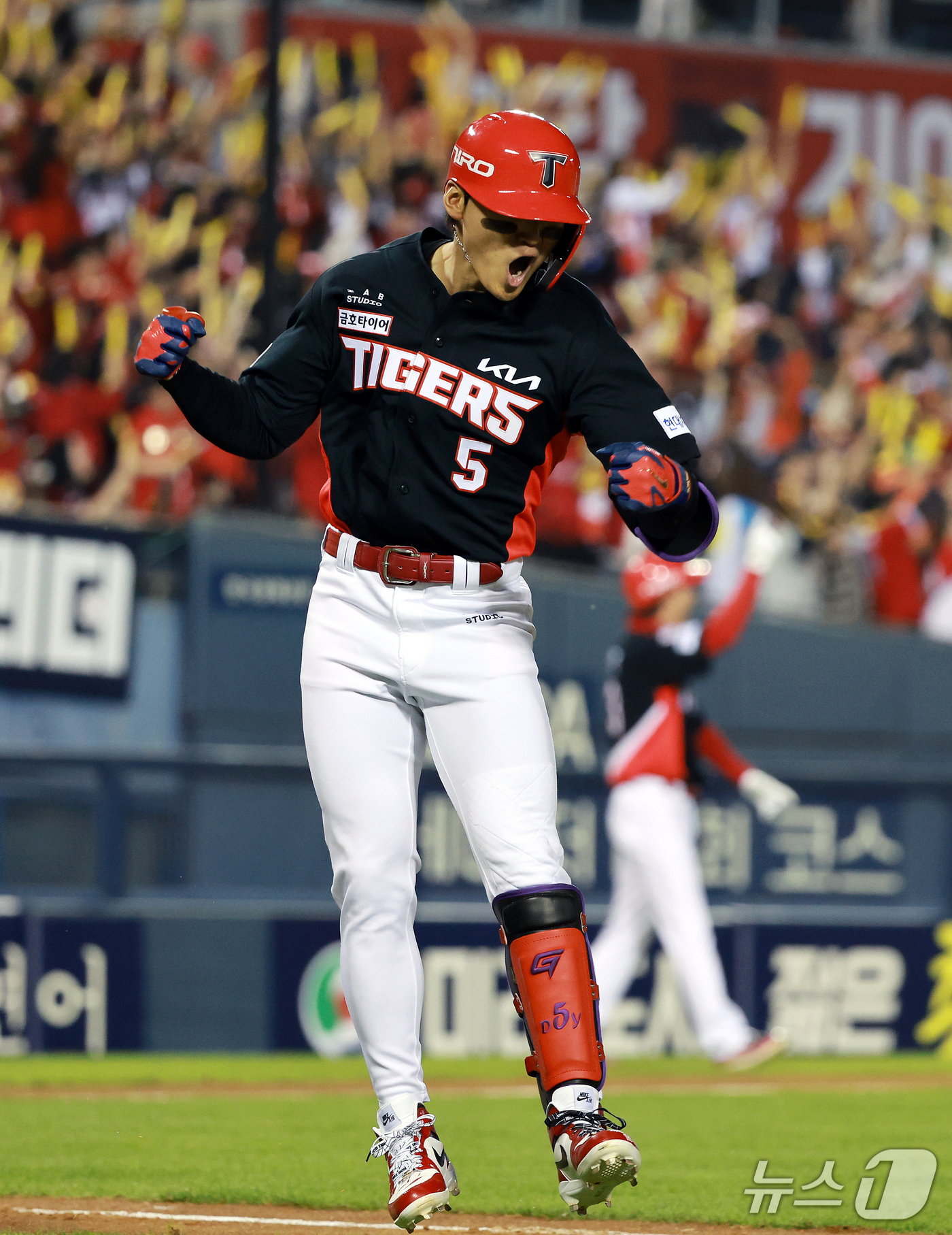 (서울=뉴스1) 이호윤 기자 = 20일 오후 서울 송파구 잠실야구장에서 열린 프로야구 2026 신한 SOL KBO 포스트시즌 준플레이오프 3차전 KIA 타이거즈와 LG 트윈스의 경 …