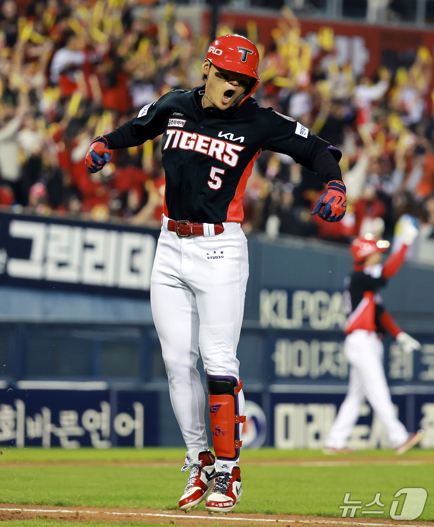 (서울=뉴스1) 이호윤 기자 = 20일 오후 서울 송파구 잠실야구장에서 열린 프로야구 2026 신한 SOL KBO 포스트시즌 준플레이오프 3차전 KIA 타이거즈와 LG 트윈스의 경 …