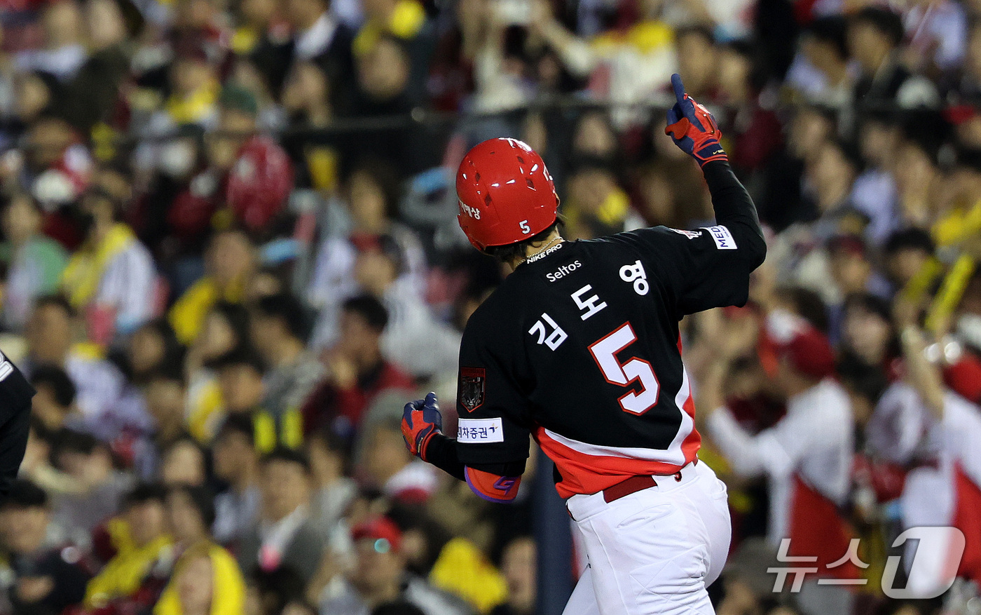 (서울=뉴스1) 박지혜 기자 = 20일 오후 서울 잠실야구장에서 열린 프로야구 2026 신한 SOL KBO 포스트시즌 준플레이오프 3차전 KIA 타이거즈와 LG 트윈스의 경기, 2 …