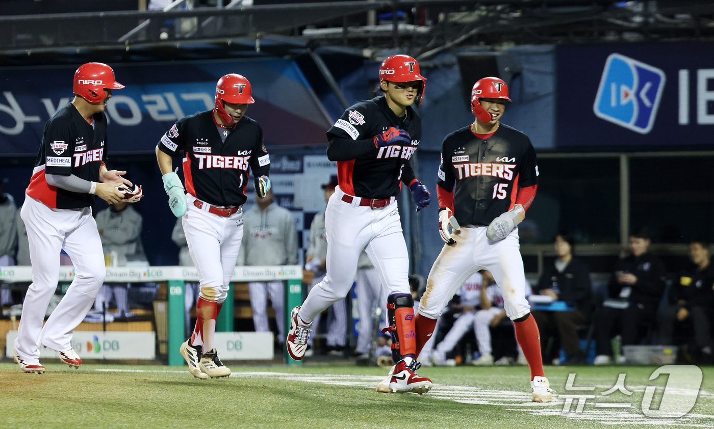 (서울=뉴스1) 박지혜 기자 = 20일 오후 서울 잠실야구장에서 열린 프로야구 2026 신한 SOL KBO 포스트시즌 준플레이오프 3차전 KIA 타이거즈와 LG 트윈스의 경기, 2 …
