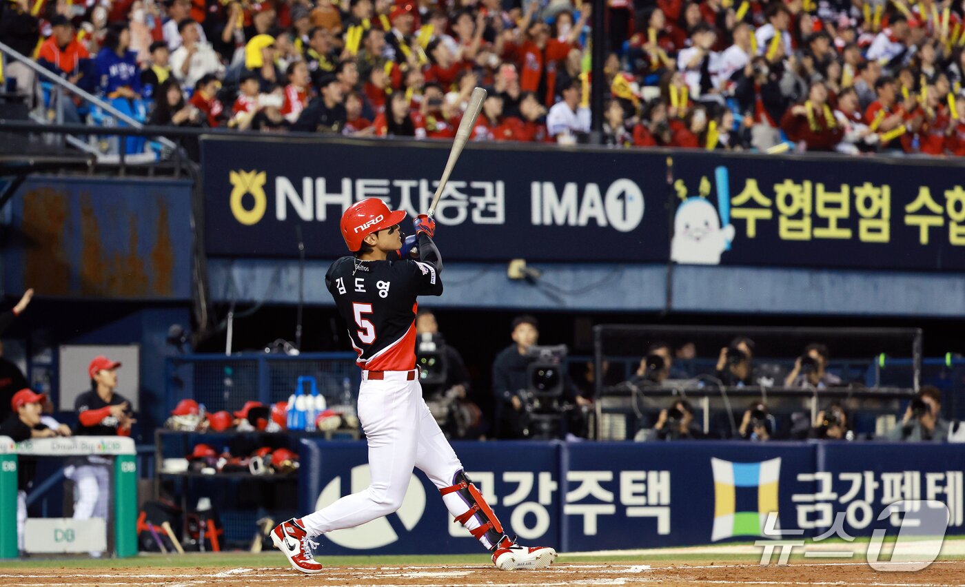 본문 이미지 - 20일 오후 서울 송파구 잠실야구장에서 열린 프로야구 2026 신한 SOL KBO 포스트시즌 준플레이오프 3차전 KIA 타이거즈와 LG 트윈스의 경기, 2회초 1사 만루 상황에서 KIA 김도영이 만루홈런을 치고 있다. 2026.10.20 ⓒ 뉴스1 이호윤 기자