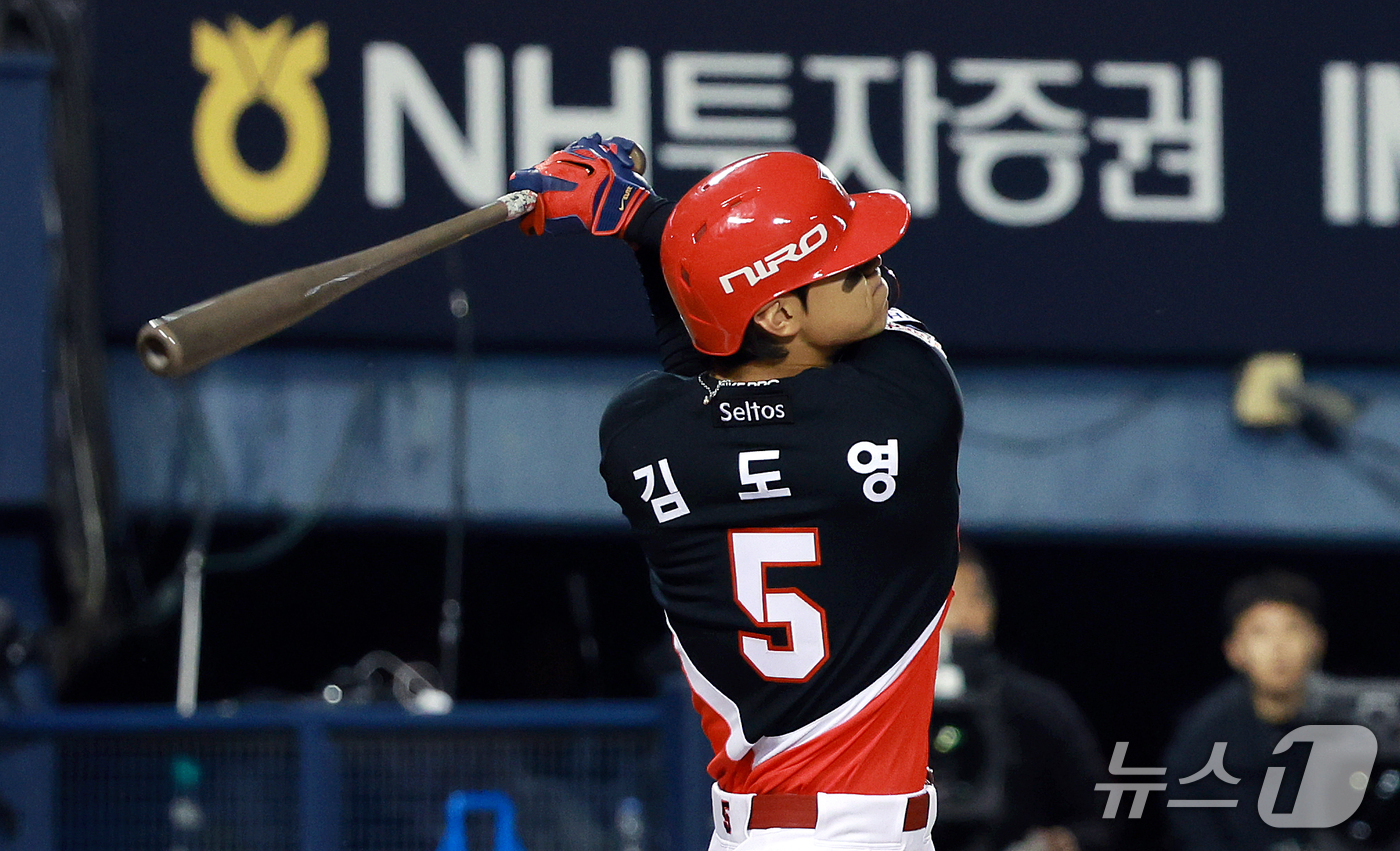 김도영 만루홈런 타격 자세 2026년 10월 20일 잠실 준플레이오프 경기 사진