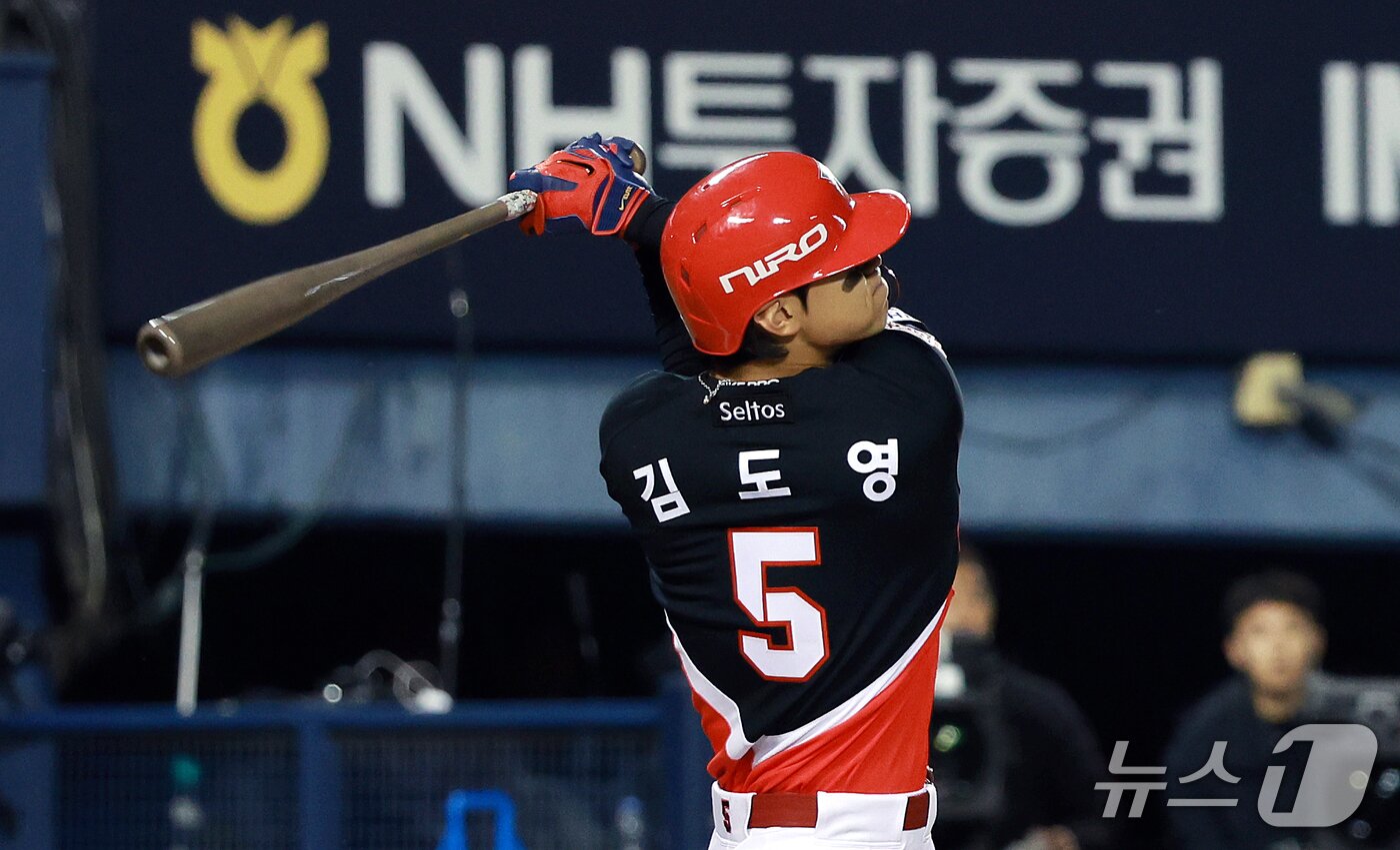본문 이미지 - 20일 오후 서울 송파구 잠실야구장에서 열린 프로야구 2026 신한 SOL KBO 포스트시즌 준플레이오프 3차전 KIA 타이거즈와 LG 트윈스의 경기, 2회초 1사 만루 상황에서 KIA 김도영이 만루홈런을 치고 있다. 2026.10.20 ⓒ 뉴스1 이호윤 기자