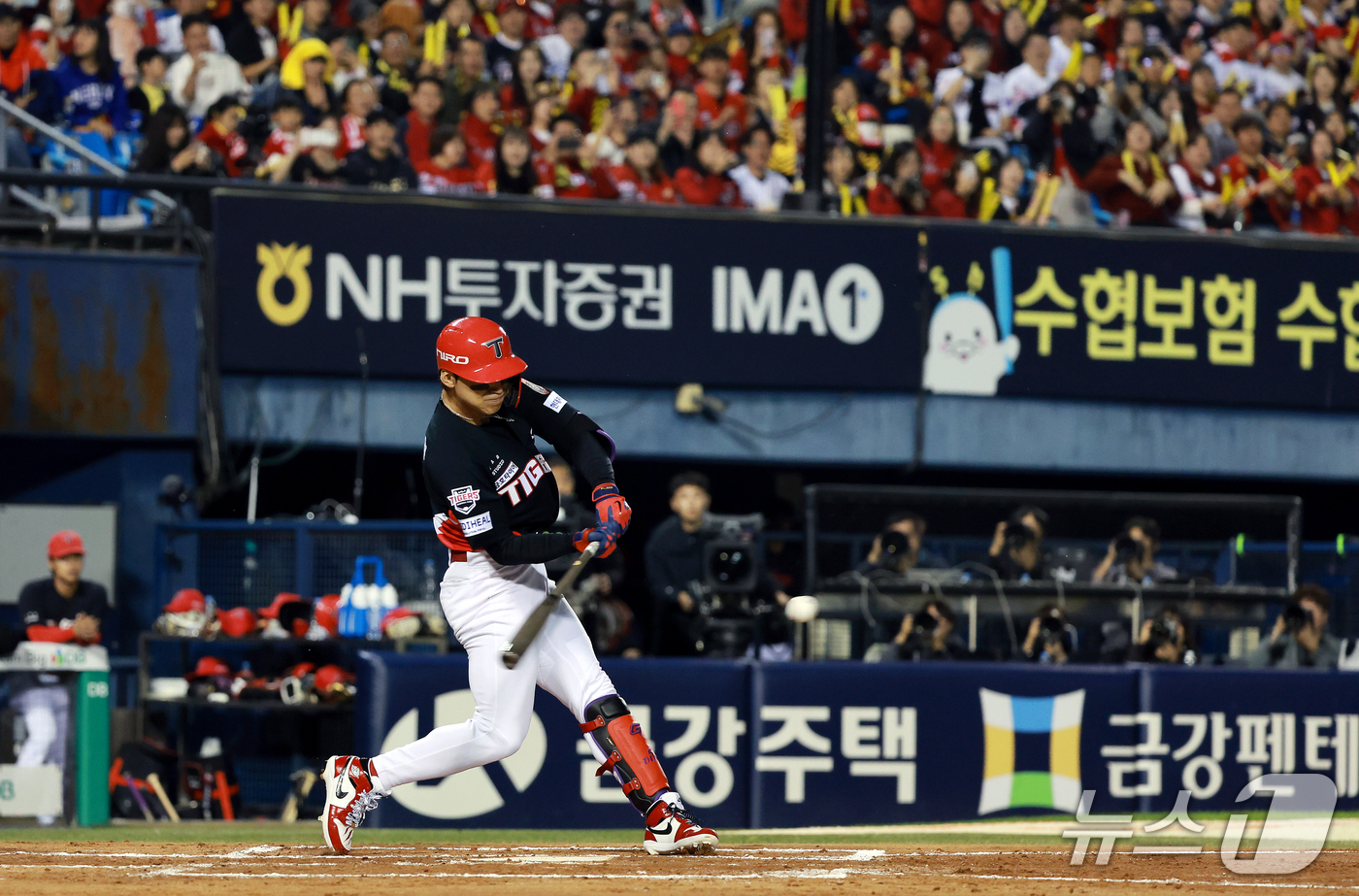 (서울=뉴스1) 이호윤 기자 = 20일 오후 서울 송파구 잠실야구장에서 열린 프로야구 2026 신한 SOL KBO 포스트시즌 준플레이오프 3차전 KIA 타이거즈와 LG 트윈스의 경 …