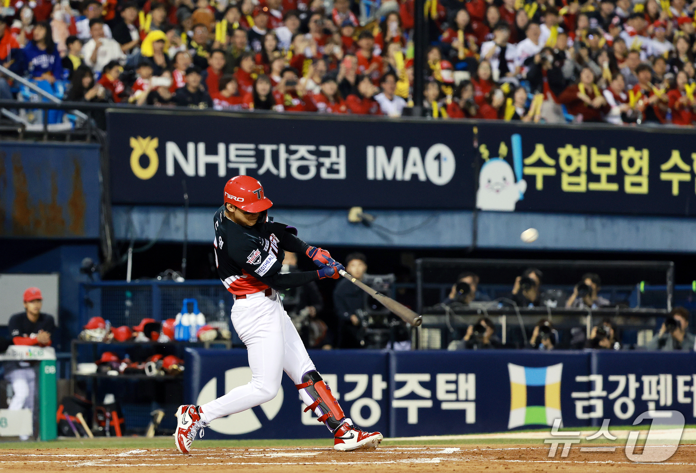 (서울=뉴스1) 이호윤 기자 = 20일 오후 서울 송파구 잠실야구장에서 열린 프로야구 2026 신한 SOL KBO 포스트시즌 준플레이오프 3차전 KIA 타이거즈와 LG 트윈스의 경 …