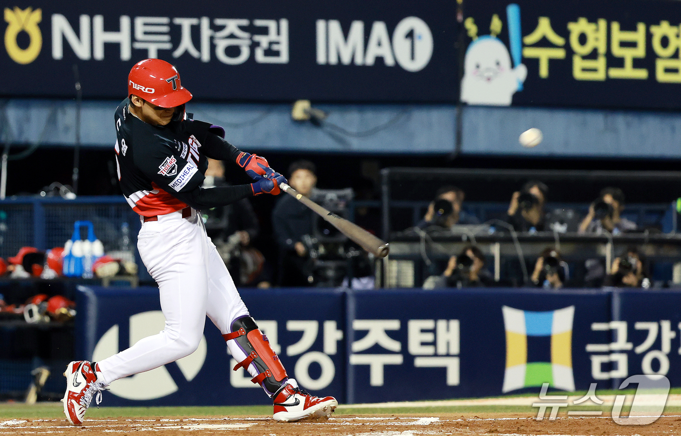 (서울=뉴스1) 이호윤 기자 = 20일 오후 서울 송파구 잠실야구장에서 열린 프로야구 2026 신한 SOL KBO 포스트시즌 준플레이오프 3차전 KIA 타이거즈와 LG 트윈스의 경 …