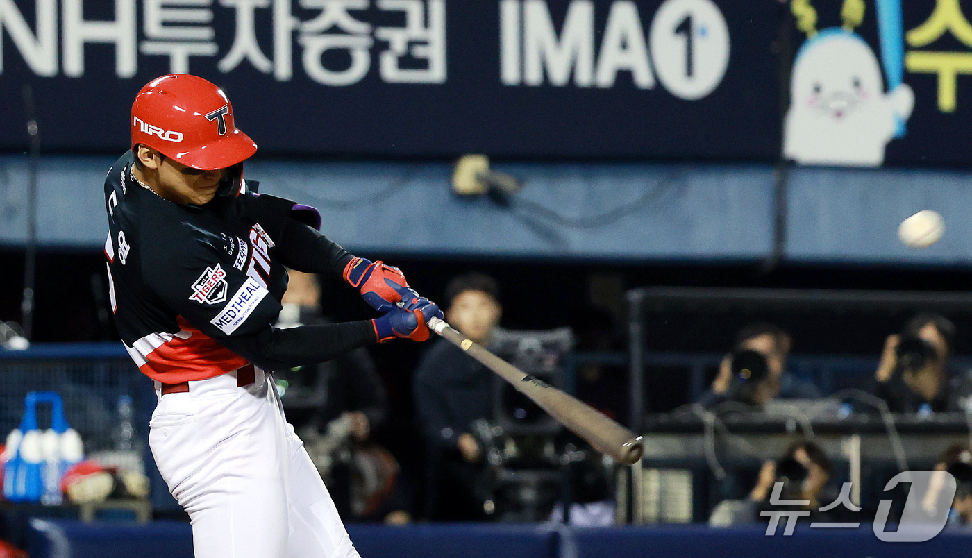 (서울=뉴스1) 이호윤 기자 = 20일 오후 서울 송파구 잠실야구장에서 열린 프로야구 2026 신한 SOL KBO 포스트시즌 준플레이오프 3차전 KIA 타이거즈와 LG 트윈스의 경 …