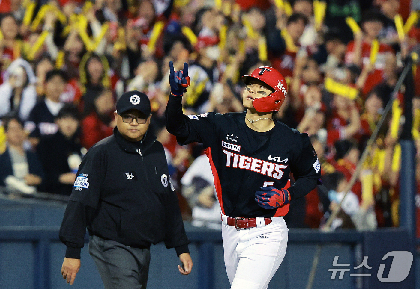 (서울=뉴스1) 이호윤 기자 = 20일 오후 서울 송파구 잠실야구장에서 열린 프로야구 2026 신한 SOL KBO 포스트시즌 준플레이오프 3차전 KIA 타이거즈와 LG 트윈스의 경 …