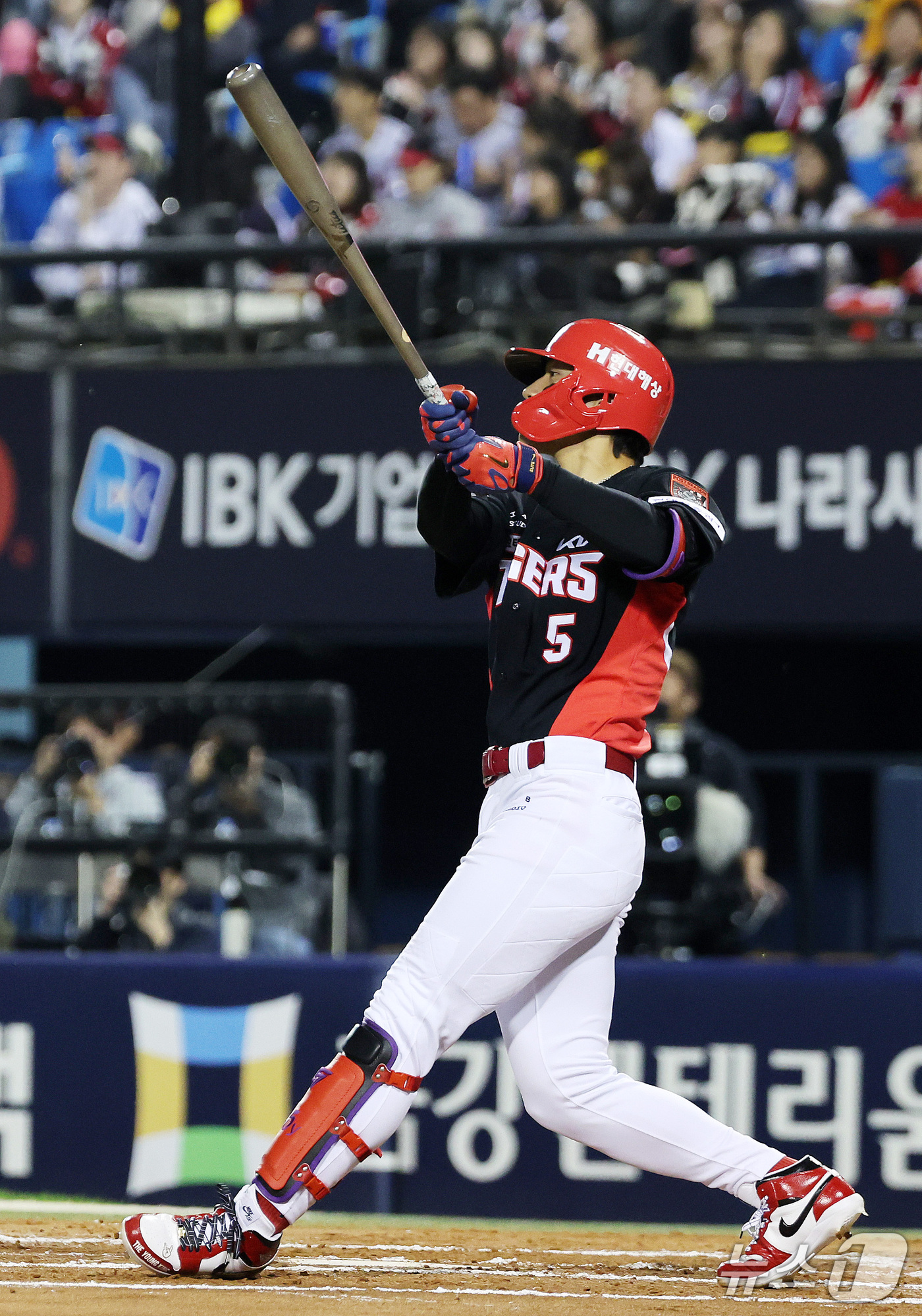 (서울=뉴스1) 박지혜 기자 = 20일 오후 서울 잠실야구장에서 열린 프로야구 2026 신한 SOL KBO 포스트시즌 준플레이오프 3차전 KIA 타이거즈와 LG 트윈스의 경기, 2 …