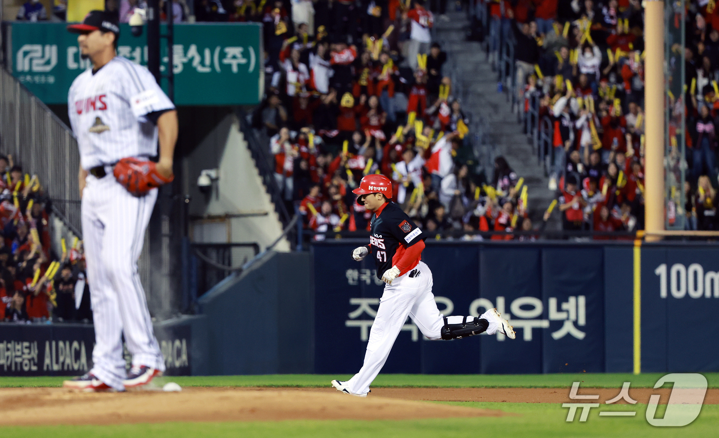 (서울=뉴스1) 이호윤 기자 = 20일 오후 서울 송파구 잠실야구장에서 열린 프로야구 2026 신한 SOL KBO 포스트시즌 준플레이오프 3차전 KIA 타이거즈와 LG 트윈스의 경 …