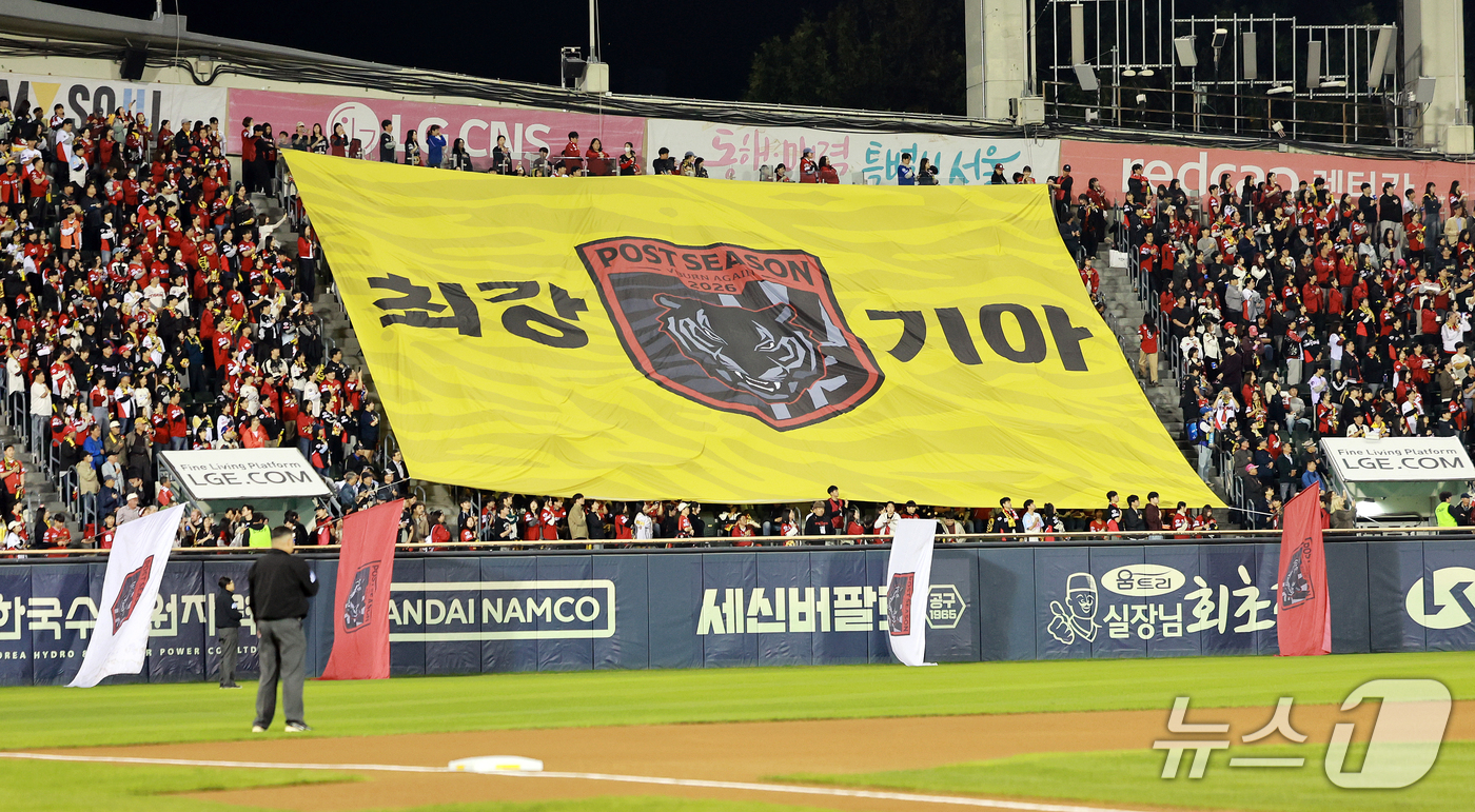 (서울=뉴스1) 이호윤 기자 = 20일 오후 서울 송파구 잠실야구장에서 열린 프로야구 2026 신한 SOL KBO 포스트시즌 준플레이오프 3차전 KIA 타이거즈와 LG 트윈스의 경 …
