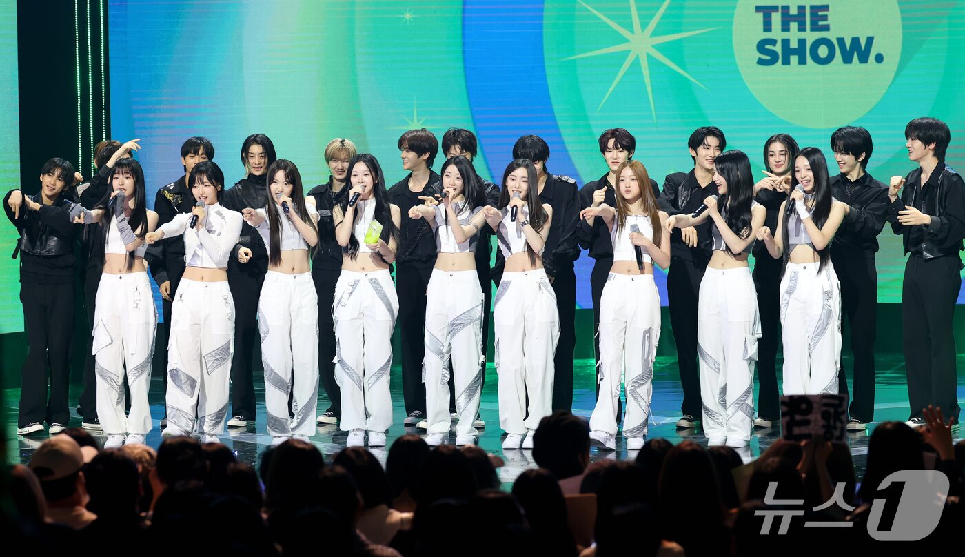 본문 이미지 - A20 LITE가 20일 오후 서울 마포구 상암 SBS프리즘타워에서 열린 SBS Life 음악 방송 ‘더 쇼(THE SHOW)’ 생방송에서 1위를 차지한 뒤 A20 SOUL의 축하를 받으며 앙코르 송을 선보이고 있다. ⓒ 뉴스1 권현진 기자