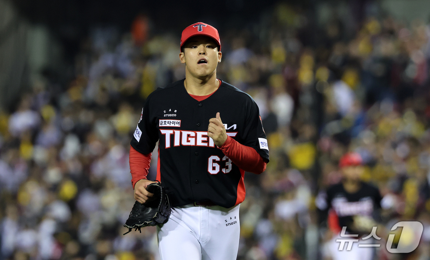 (서울=뉴스1) 박지혜 기자 = 20일 오후 서울 잠실야구장에서 열린 프로야구 2026 신한 SOL KBO 포스트시즌 준플레이오프 3차전 KIA 타이거즈와 LG 트윈스의 경기 2회 …