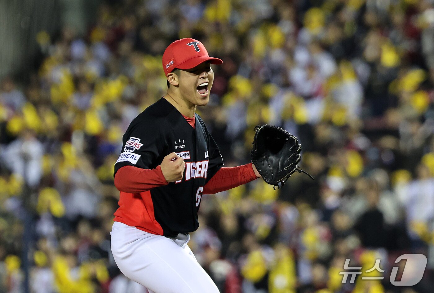 본문 이미지 - 20일 오후 서울 잠실야구장에서 열린 프로야구 2026 신한 SOL KBO 포스트시즌 준플레이오프 3차전 KIA 타이거즈와 LG 트윈스의 경기에서 4회말 KIA 시라카와가 송찬의를 삼진 처리 하며 환호하고 있다. 2026.10.20 ⓒ 뉴스1 박지혜 기자