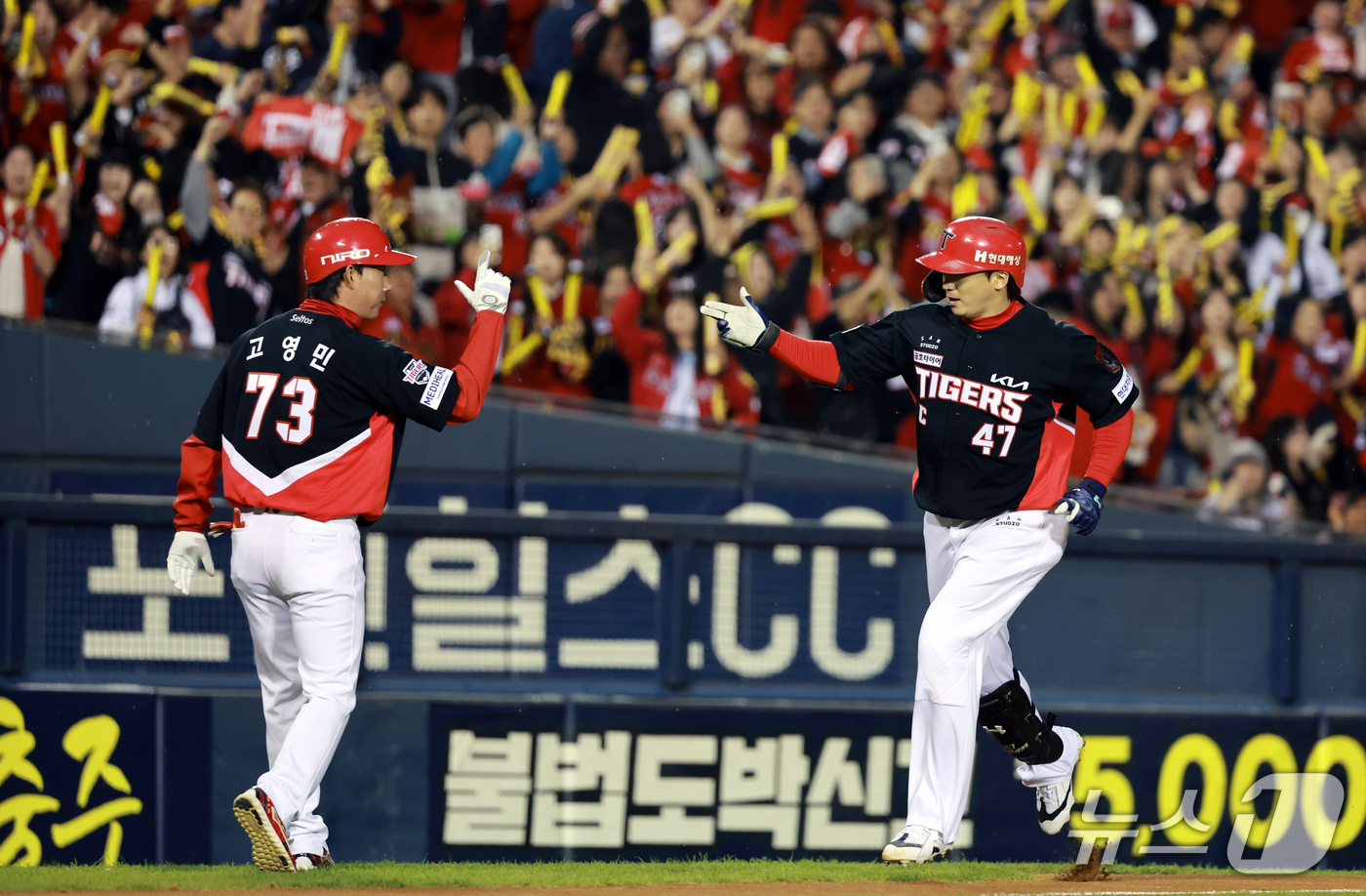 (서울=뉴스1) 이호윤 기자 = 20일 오후 서울 송파구 잠실야구장에서 열린 프로야구 2026 신한 SOL KBO 포스트시즌 준플레이오프 3차전 KIA 타이거즈와 LG 트윈스의 경 …