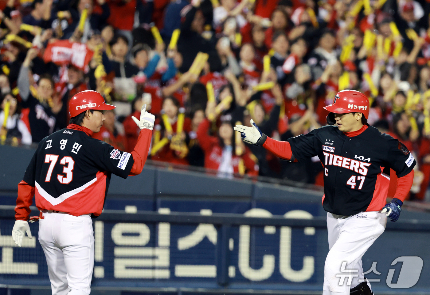 (서울=뉴스1) 이호윤 기자 = 20일 오후 서울 송파구 잠실야구장에서 열린 프로야구 2026 신한 SOL KBO 포스트시즌 준플레이오프 3차전 KIA 타이거즈와 LG 트윈스의 경 …