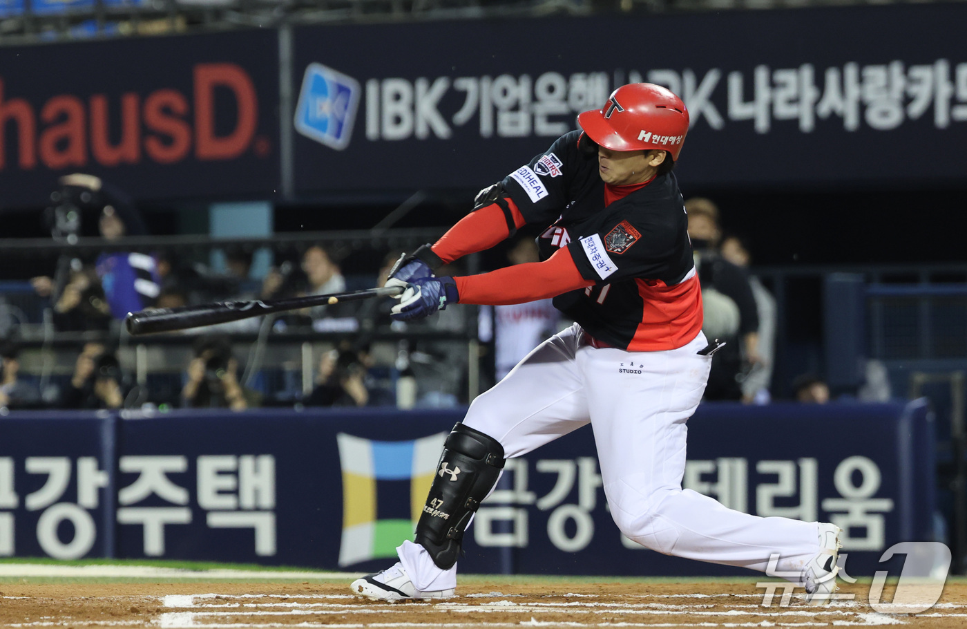 (서울=뉴스1) 박지혜 기자 = 20일 오후 서울 잠실야구장에서 열린 프로야구 2026 신한 SOL KBO 포스트시즌 준플레이오프 3차전 KIA 타이거즈와 LG 트윈스의 경기에서 …