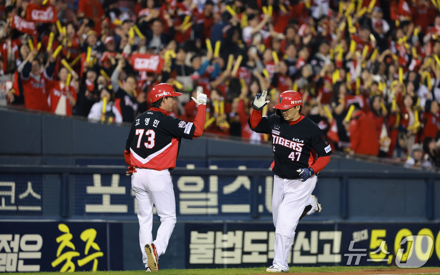 (서울=뉴스1) 이호윤 기자 = 20일 오후 서울 송파구 잠실야구장에서 열린 프로야구 2026 신한 SOL KBO 포스트시즌 준플레이오프 3차전 KIA 타이거즈와 LG 트윈스의 경 …