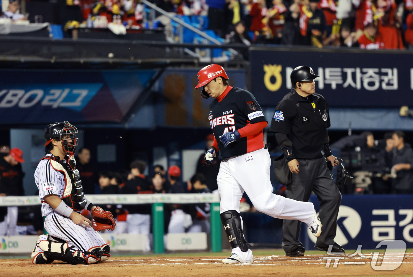 (서울=뉴스1) 이호윤 기자 = 20일 오후 서울 송파구 잠실야구장에서 열린 프로야구 2026 신한 SOL KBO 포스트시즌 준플레이오프 3차전 KIA 타이거즈와 LG 트윈스의 경 …