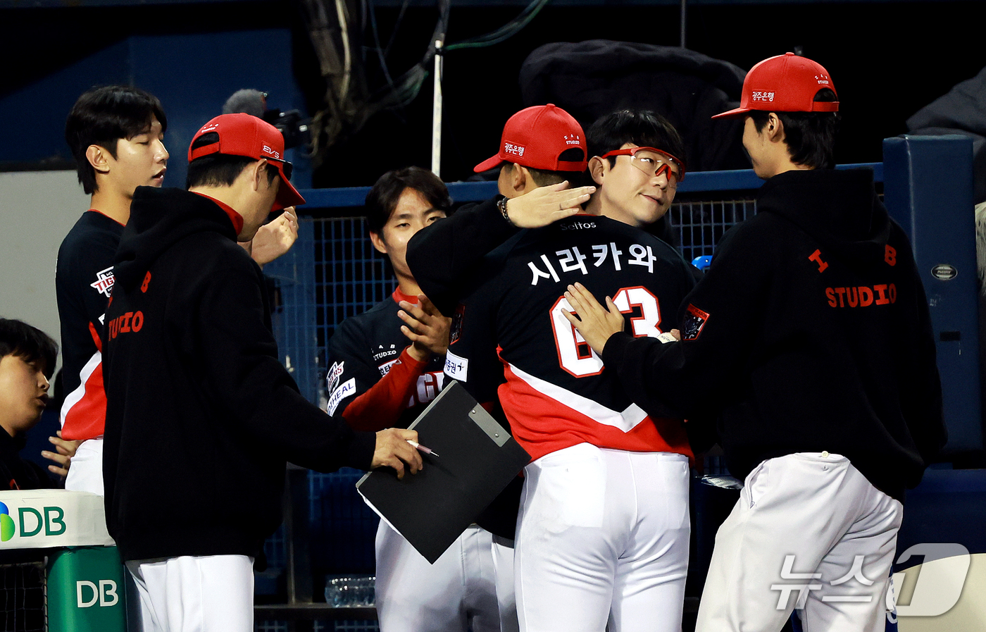 (서울=뉴스1) 이호윤 기자 = 20일 오후 서울 송파구 잠실야구장에서 열린 프로야구 2026 신한 SOL KBO 포스트시즌 준플레이오프 3차전 KIA 타이거즈와 LG 트윈스의 경 …