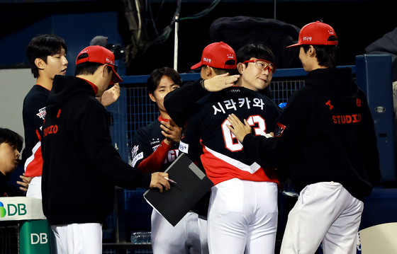 '5이닝 1실점 역투' 시라카와, 亞쿼터 최초 PS 승리투수 눈앞[준PO3]